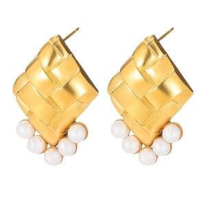 E94 - NWT 18kt gold Plated Woven Diamond Faux Pearl Earrings